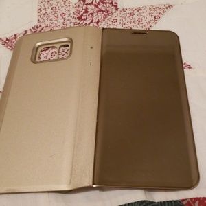 IM SELLING GOLD GLOSS CASE FOR S7 PHONE.